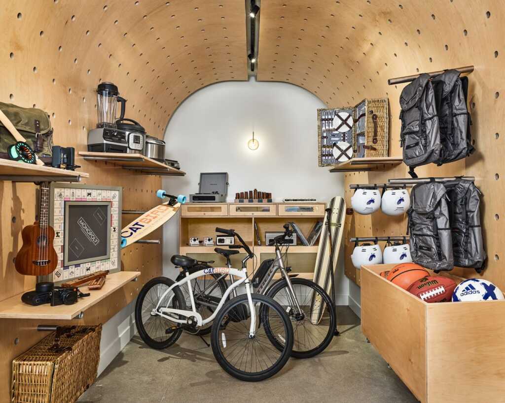 Unique Corporate Retreat Activities: Cool Ideas to Spice Up Your Next Offsite (with real world examples)